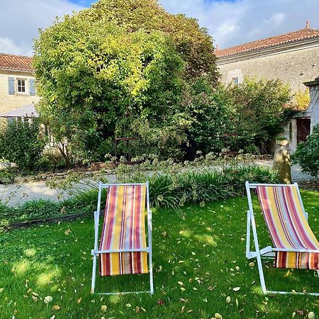 Aux Agapanthes, Chambres D'Hotes Charentaises De Charme Avec Piscine Aumagne Esterno foto