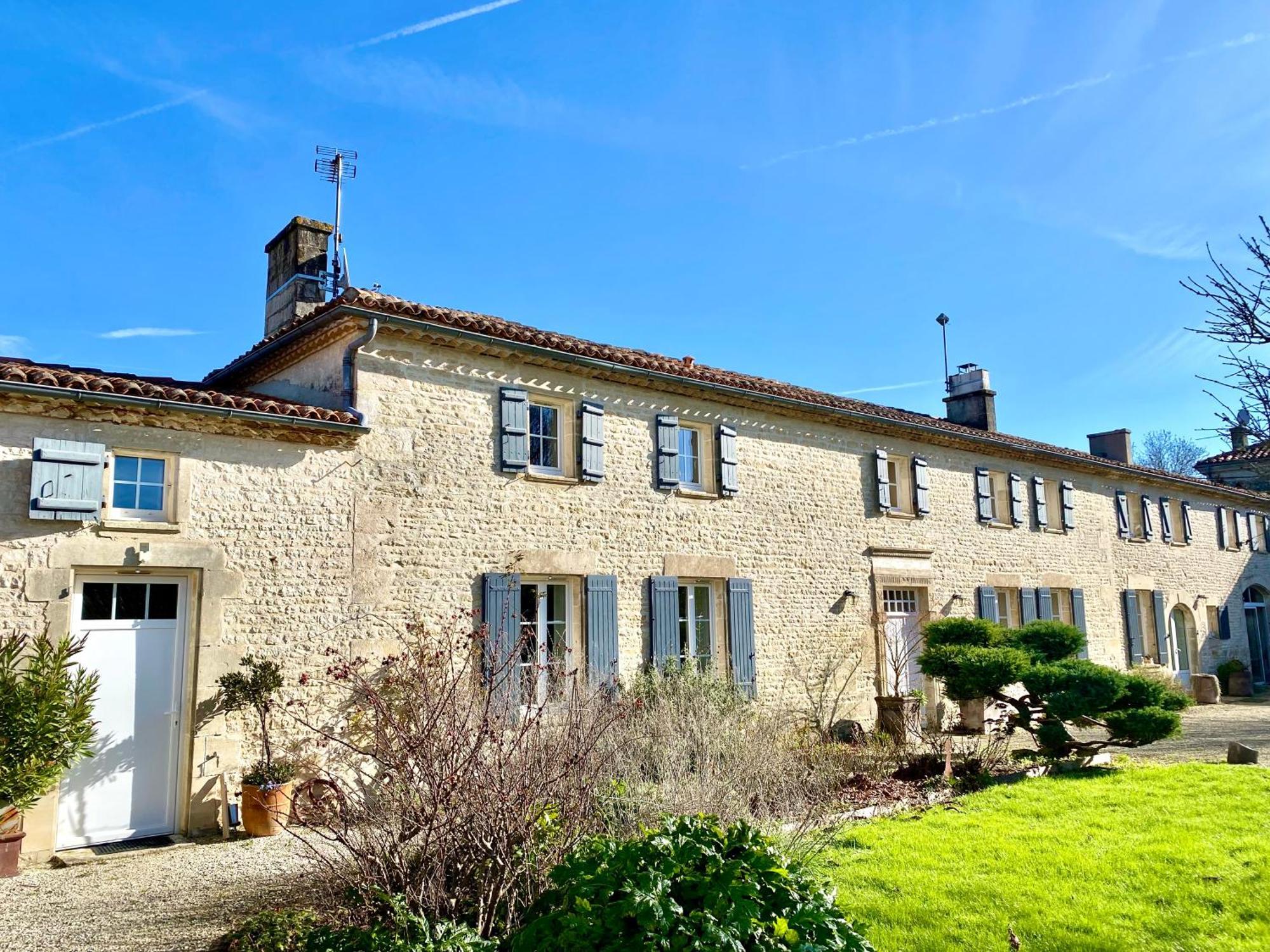Aux Agapanthes, Chambres D'Hotes Charentaises De Charme Avec Piscine Aumagne Esterno foto
