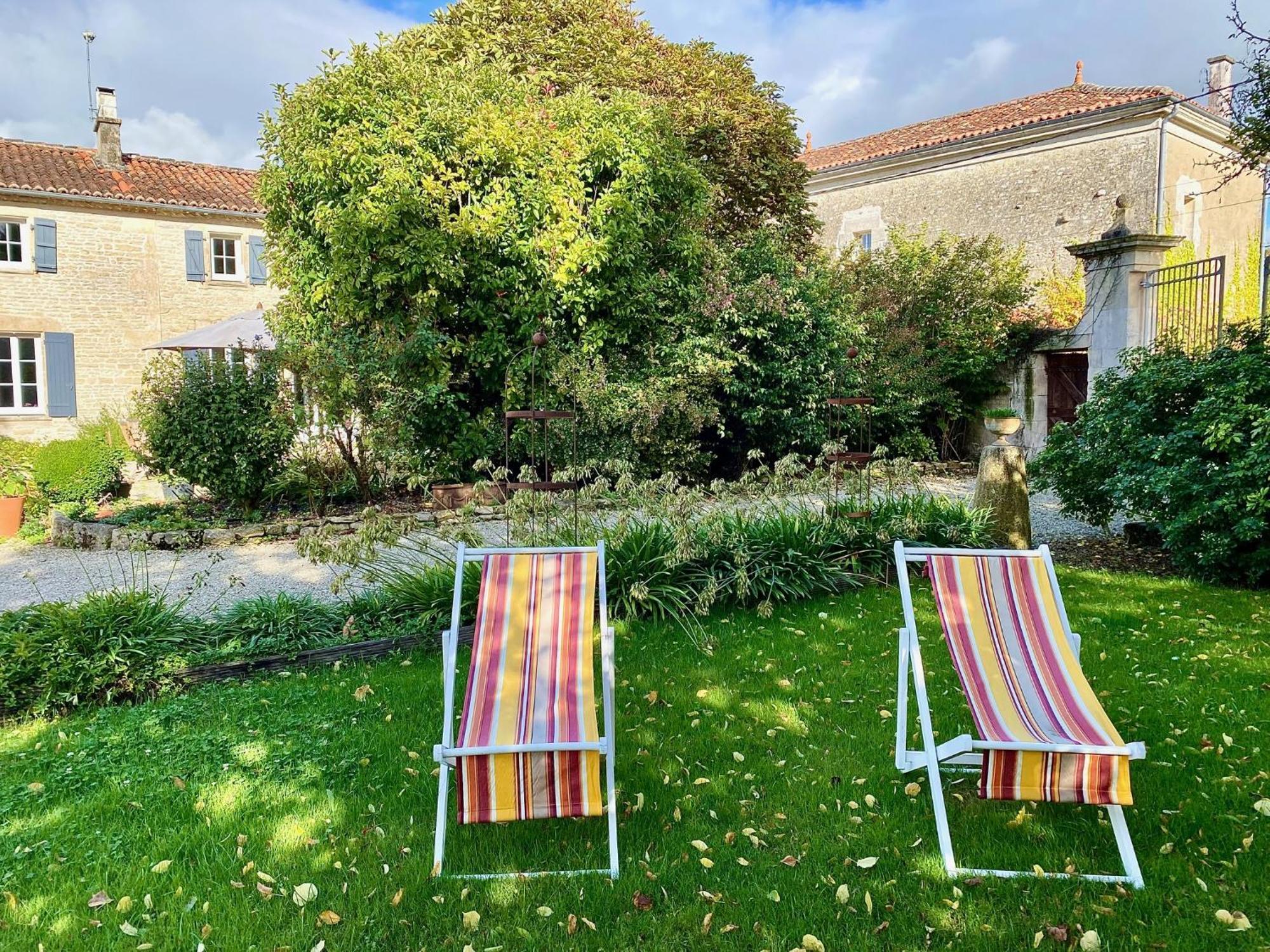 Aux Agapanthes, Chambres D'Hotes Charentaises De Charme Avec Piscine Aumagne Esterno foto